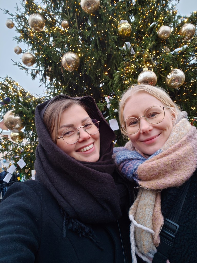 Ison joulukuusen edessä Tallinnan joulutorilla